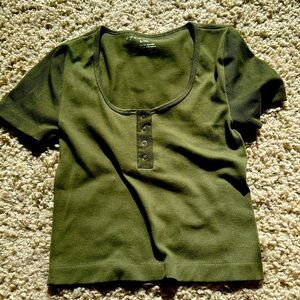 Green form fitting cropped baby tee